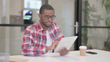 Ofiste otururken Tablet kullanan Afrikalı Adam
