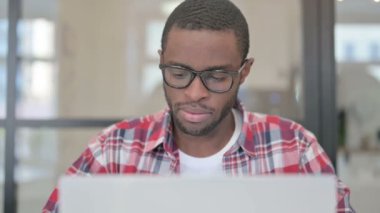 Dizüstü bilgisayardaki Afrikalı Adam Kutlama Başarısını Kapanışı