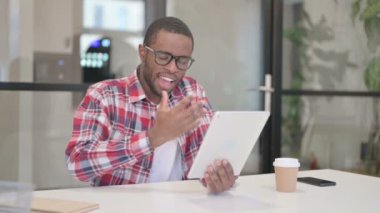 Afrikalı Adam Ofiste Tablet 'te Video Sohbeti Yapıyor 