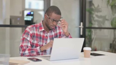 Dizüstü bilgisayarla uğraşırken Afrikalı Adam 'ın başı ağrıyor