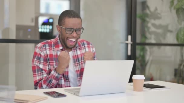 Afrikai Man Ünnepelje siker használata közben Laptop — Stock videók