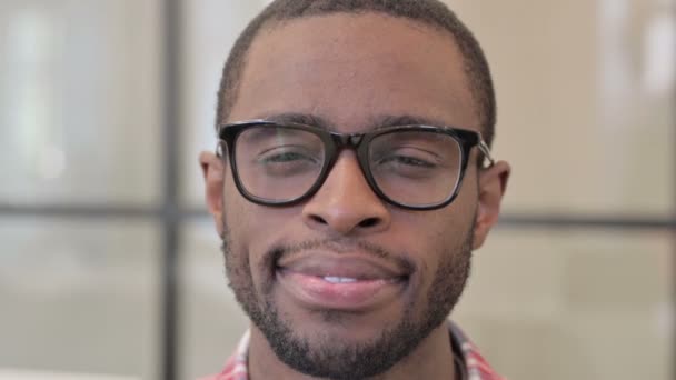 Un bărbat african zâmbește la cameră — Videoclip de stoc