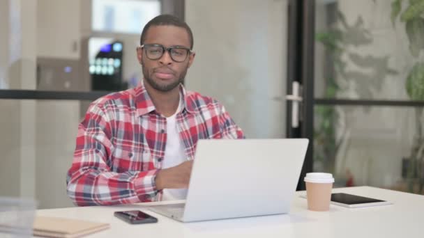 Afrikai férfi mosolygott a kamera használata közben Laptop — Stock videók