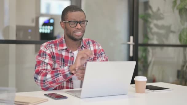 Afrikai Man birtoklás csukló fájdalom használata közben Laptop — Stock videók