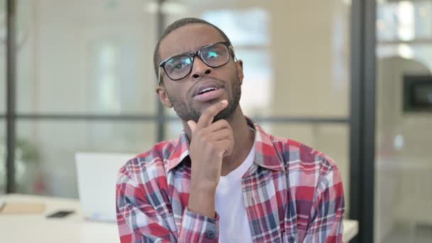 Portré a töprengő afrikai férfi gondolkodás — Stock videók