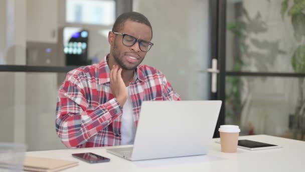 Afrikai Man birtoklás nyaki fájdalom használata közben Laptop — Stock videók