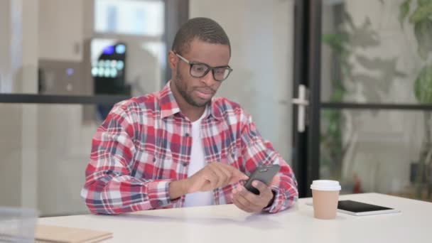 Exitoso hombre africano celebrando en Smartphone — Vídeos de Stock