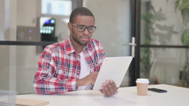 African Man Γιορτάζοντας την επιτυχία στο tablet στο γραφείο — Αρχείο Βίντεο