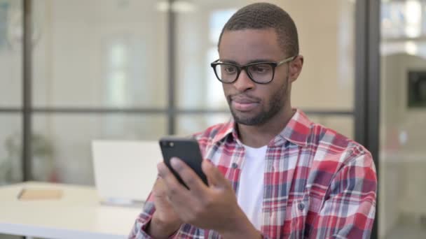 非洲男人在智能手机上庆祝成功 — 图库视频影像