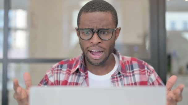 Close Up of African Man Reagindo à Perda no Laptop — Vídeo de Stock