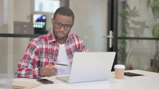 African Man dokonywania udanych płatności online na laptopie — Wideo stockowe