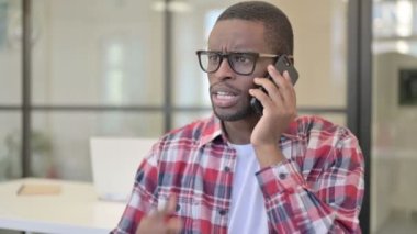Kızgın Afrikalı Adam Akıllı Telefonla Öfkeyle Konuşuyor