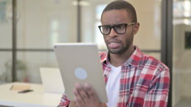 Afrikalı Adam 'ın Tablet' te Çevrimiçi Video Sohbeti