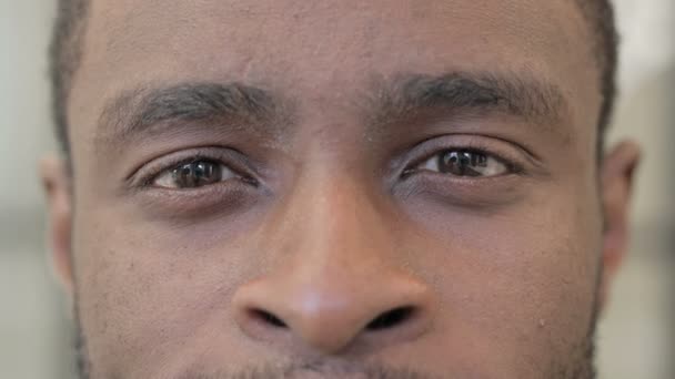 Nahaufnahme der blinkenden Augen eines Afrikaners — Stockvideo