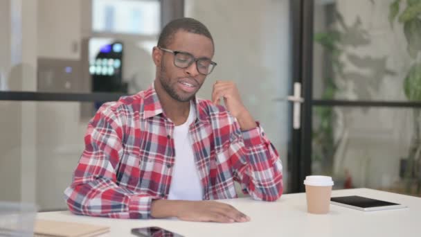 El hombre africano molesto se siente preocupado mientras está sentado en el cargo — Vídeos de Stock