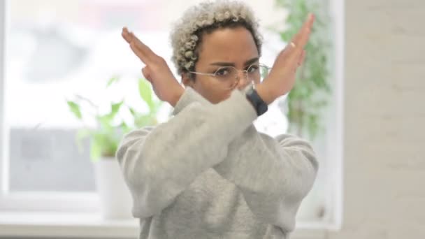 Porträt einer Afrikanerin, die kein Zeichen zeigt, indem sie den Arm kreuzt — Stockvideo