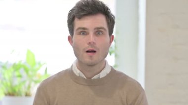 Başarı Kutlaması İçin Heyecanlı Adam Portresi 