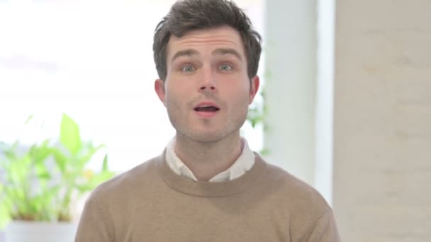 Porträt eines kopfschüttelnden Mannes als Ja-Zeichen, Zustimmung — Stockvideo