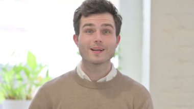 Kamerayı ve Daveti Gösteren Adamın Portresi 