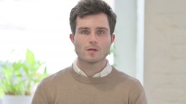 Dur İşaretini Elle Gösteren Adam Portresi