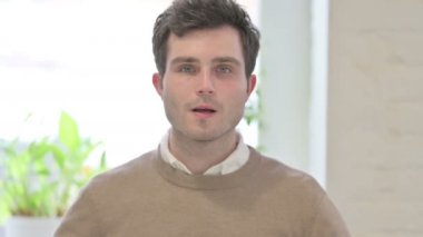 Kalp Şeklini Eller Tarafından Gösteren İnsan Portresi 