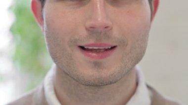 Gülümseyen Erkek Ağzı 'na yaklaş
