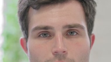 Kameraya bakan adamın yanıp sönen gözlerine yaklaş