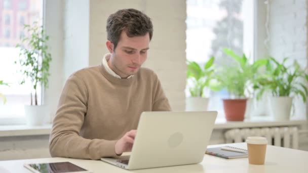 Людина показує великі пальці вгору знак під час використання ноутбука в офісі — стокове відео
