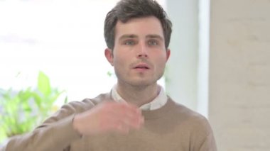 Etrafa Bakınan, Arayan Bir Adamın Portresi