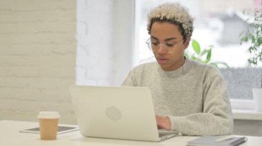 Ofiste laptop kullanırken Afrikalı Kadın Kameraya Bakıyor