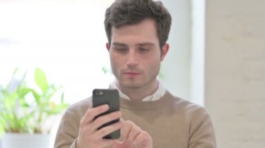 Akıllı Telefon Kullanan İnsanın Portresi