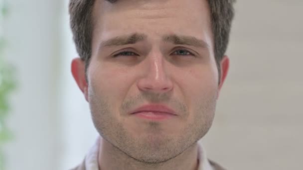Fechar de homem Pensivo chorando — Vídeo de Stock