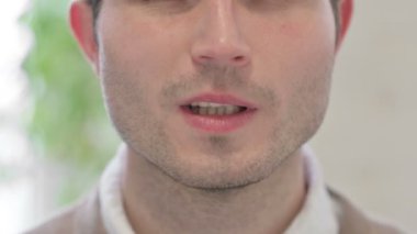 İnsanın Ağzı 'nın Cavity ve Dişi Ağrısı' na yakın.