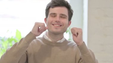 Ofiste Dans Eden Mutlu Adam Portresi