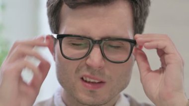 Stresli Adamın Yüzü Yakından