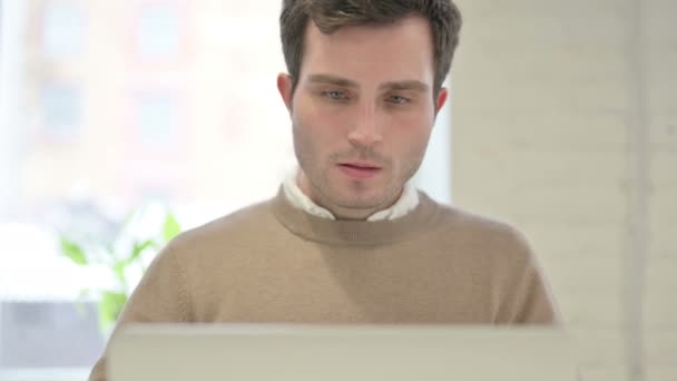 Close Up of Man com dor de cabeça enquanto estiver usando Laptop — Vídeo de Stock