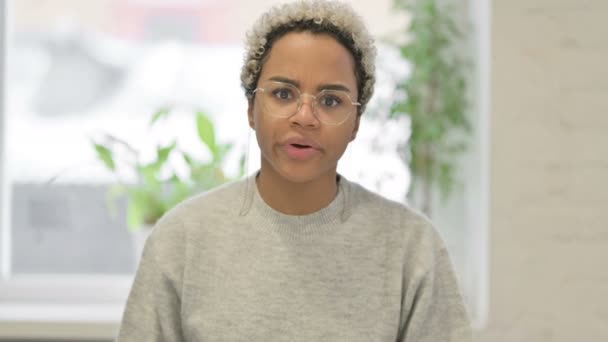 Retrato de una mujer africana sintiéndose enojada, luchando — Vídeos de Stock