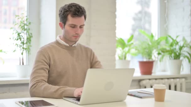 Man som arbetar på laptop i Office — Stockvideo
