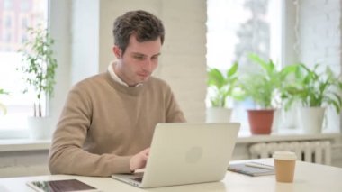 Adam dizüstü bilgisayar kullanırken Kayıp 'a Tepki Veriyor 