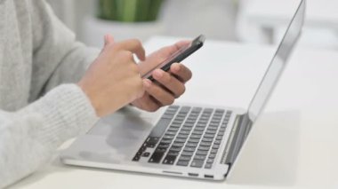 Akıllı telefon kullanan, dizüstü bilgisayarlı Afrikalı Kadının Elleri 'nin Kapanışı 