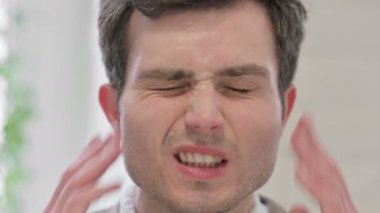 Baş Ağrısı Olan Adamın Yüzü Yakından