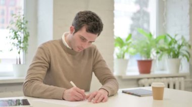 Kağıda yazarken Hayal kırıklığına uğrayan Adam