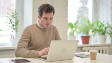 Dizüstü bilgisayar kullanırken Hayal kırıklığına uğrayan Adam 