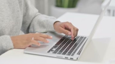 Dizüstü bilgisayarda çalışan Afrikalı Kadının Elleri 'nin Kapanışı 