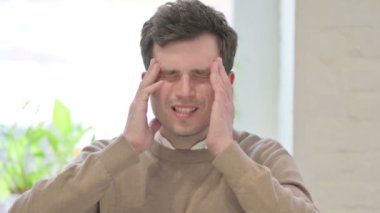 Baş ağrısı olan adamın portresi