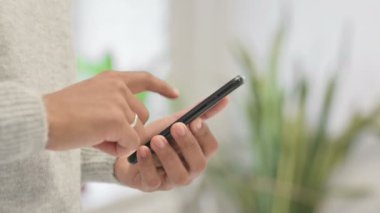 Akıllı telefon kullanan Afrikalı Kadının Elleri 'ni kapat 