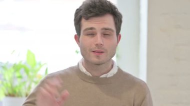 Çevrimiçi Video Konuşan Adam Portresi