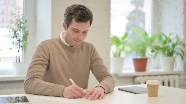Escrita de homem em papel no escritório — Vídeo de Stock