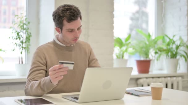 Uomo che effettua il fallimento di pagamento online sul computer portatile in ufficio — Video Stock
