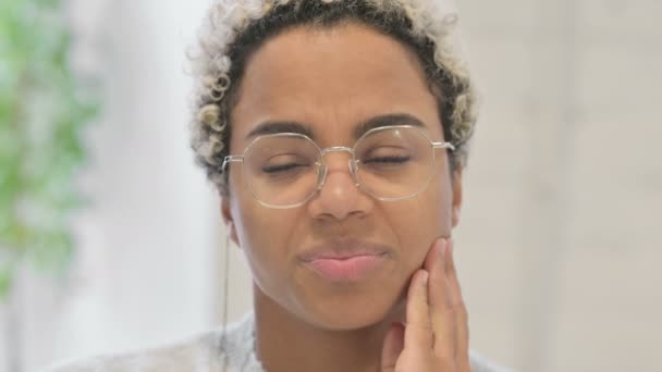 Крупный план африканской женщины с кариесом, зубной болью — стоковое видео